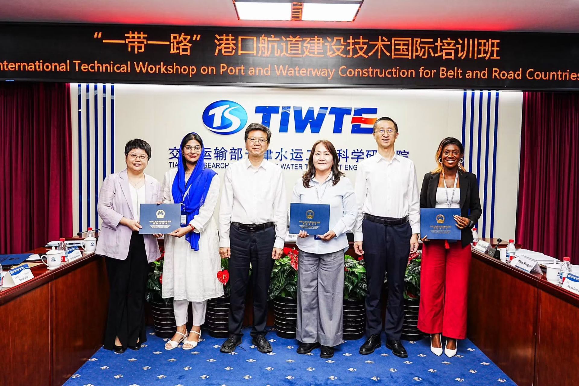 Participants of the International Technical Workshop on Port and Waterway Construction for Belt and Road Countries at TIWTE
